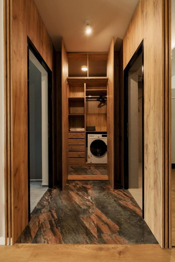 Nest Mirror Apartment