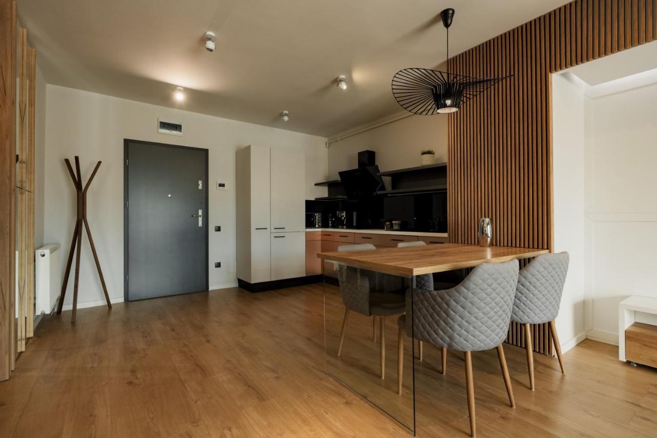 Nest Mirror Apartment